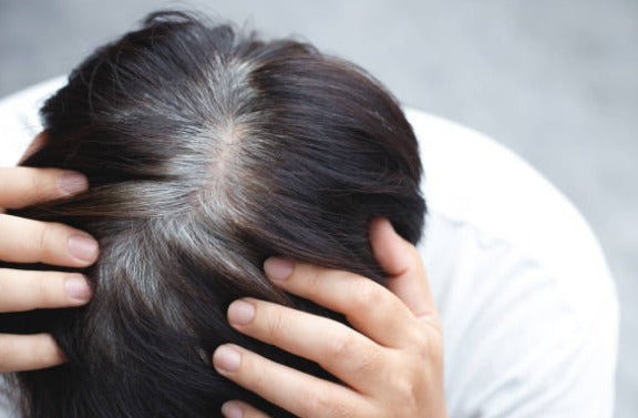 Perchè i capelli diventano bianchi: cause e prevenzione