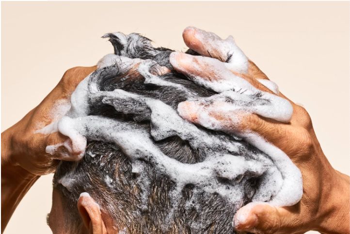 Cosa indebolisce i capelli? Cattive abitudini nella detersione del cuoio capelluto